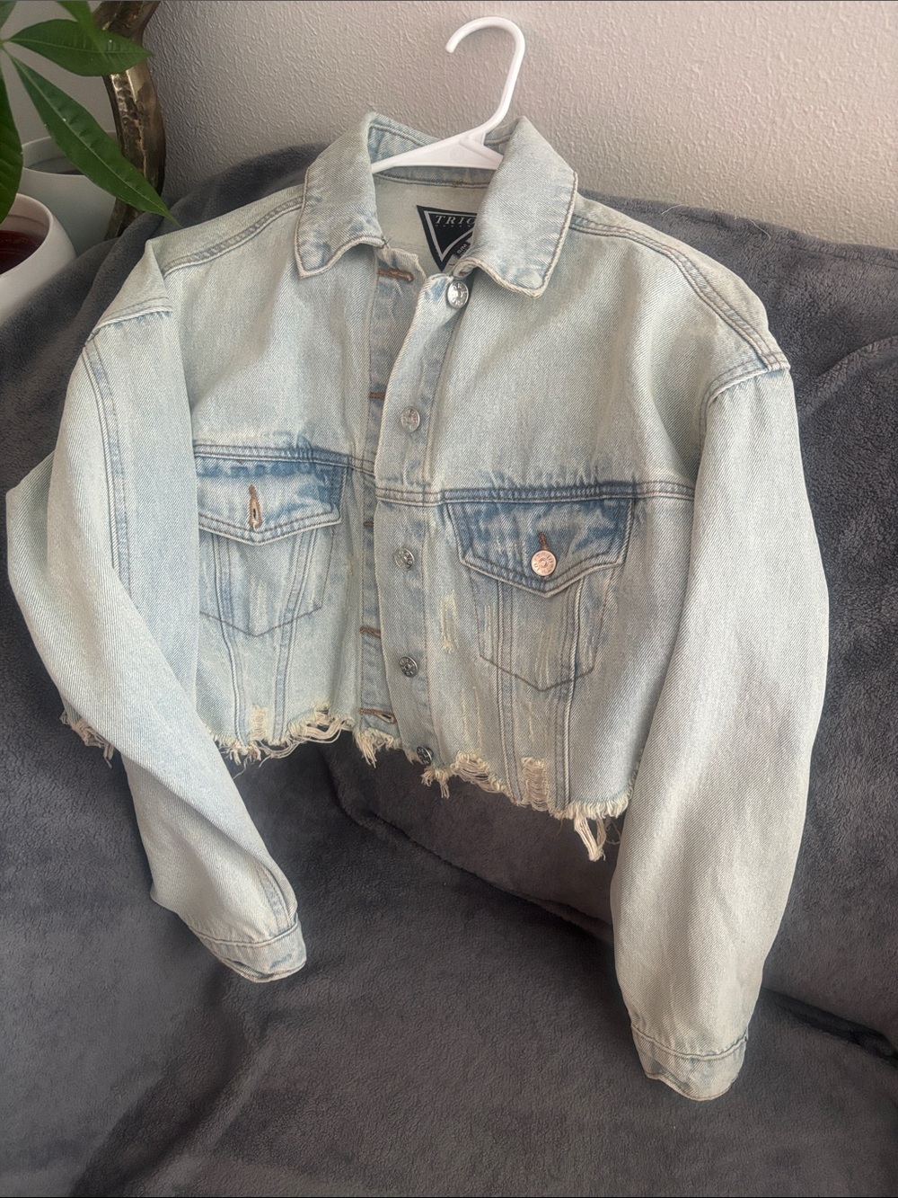 Light Wash Distressed short Denim Jacket with Marilyn Monroe Graphic on Back-new - Picture 4 of 5